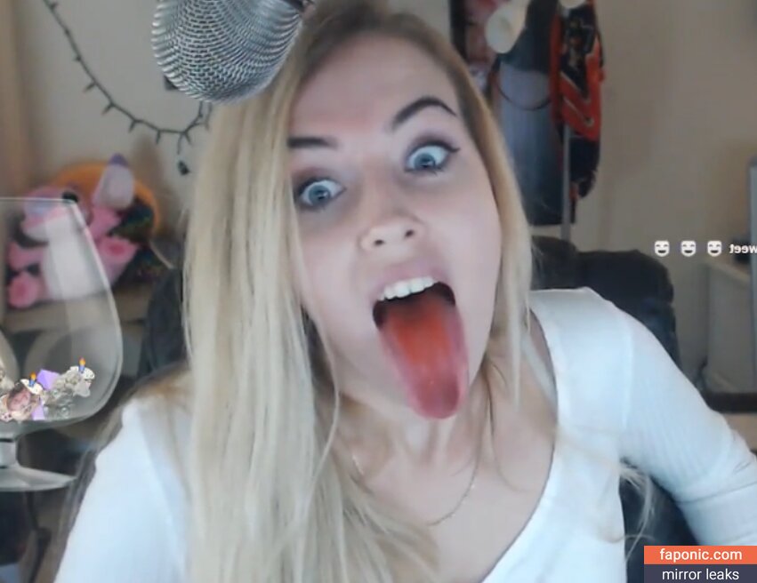 EmilyCC, emilycczz, emjayplays Nakenläckor OnlyFans Foto #2